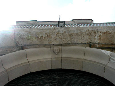 Palazzo Pignatelli: arco di ingresso. (foto Gioacchino Albanese)