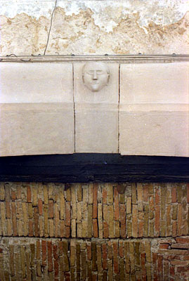 Palazzo Pignatelli: chiave di volta con volto femminile. (foto Gioacchino Albanese)