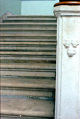 Palazzo Pignatelli: scalinata interna di accesso al primo piano. (foto Gioacchino Albanese)