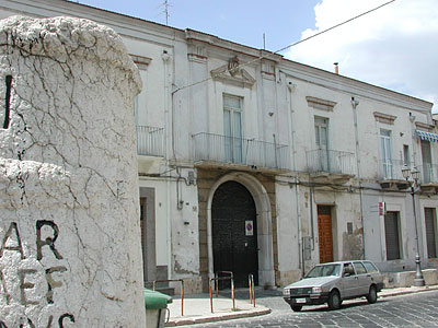 Palazzo Pignatelli: miliare LXXXI di fronte al palazzo . (foto Gioacchino Albanese)