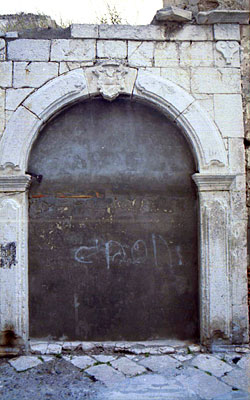 S. Agostino: portale di ingresso al vecchio convento. (foto Gioacchino Albanese)