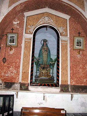 S. Agostino: altare con statua di Maria. (foto Gioacchino Albanese)