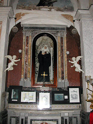 S. Agostino: altare con statua di S. Gertrude. (foto Gioacchino Albanese)