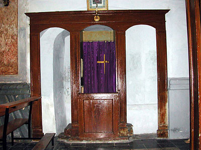 S. Agostino: confessionale del 1700. (foto Gioacchino Albanese)