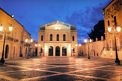 Piazza del teatro: veduta d'insieme, con i palazzi laterali di Cirillo e Zezza. (foto Gioacchino Albanese)