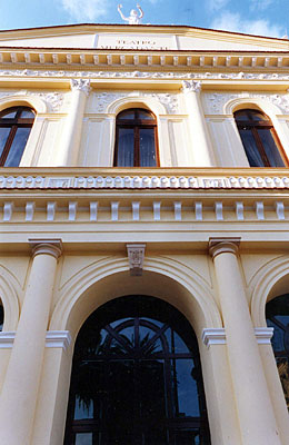 Teatro Mercadante (1868): prospetto. (foto Gioacchino Albanese)