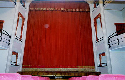Teatro Mercadante: palcoscenico e palchi di proscenio. (foto Gioacchino Albanese)