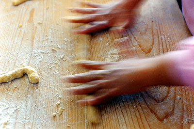 La lavorazione dei lunghi cilindretti di pasta casalinga da cui ricavare i cavatelli. (foto Gioacchino Albanese)