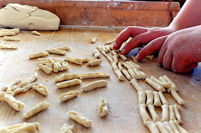 Lavoro di incavo con indice, medio e anulare dei rotolini di pasta. (foto Gioacchino Albanese)