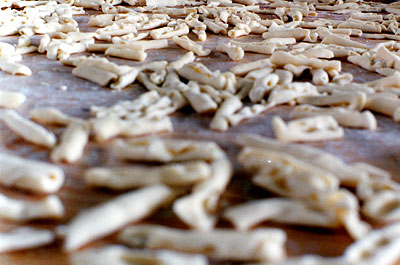 Abilità e velocità permettevano alle casalinghe di produrre in breve quantità notevoli quantità di pasta. (foto Gioacchi