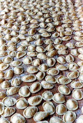 Le orecchiette, nella forma di strascinati, cioè di orecchiette grandi. Si tratta di una forma di pasta tipica di gran p