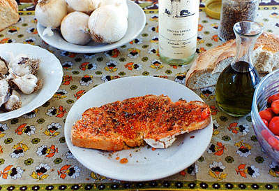 Pane con pomodoro, olio sale e origano, un tradizionale modo di gustare il pane. (foto Gioacchino Albanese)