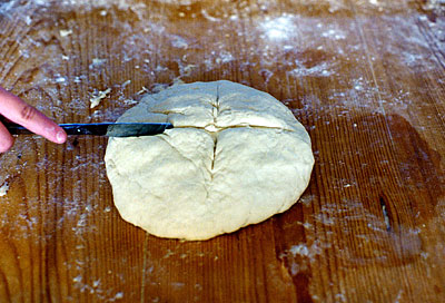 Le casalinghe prima di coprire il pane per la lievitazione lo incidevano con un segno di croce, che aiutava la cottura m