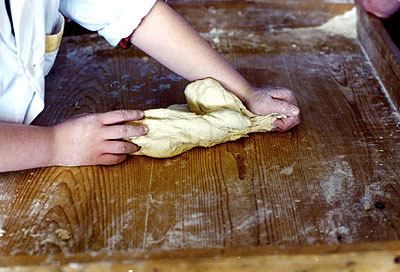 La lavorazione a mano della pasta doveva essere fatta fino a far apparire sulla pasta delle bolle segno dell'effetto di 