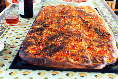 La focaccia era l'altro prodotto tipico della cucina tradizionale. Le focacce casalinghe potevano avere varie forme. (fo