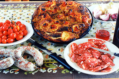 Focaccia con pomodorini. La forma è circolare e questo dava il nome di origine greca a questo prodotto Kukele dal greco 