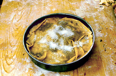 L'ultimo strato della pizza prevede come condimento solo olio e zucchero. (foto Gioacchino Albanese)