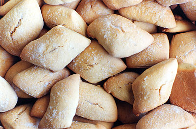 Biscotti tradizionali che si univano al dolce caratteristico della pizza a sette sfoglie. (foto Gioacchino Albanese)