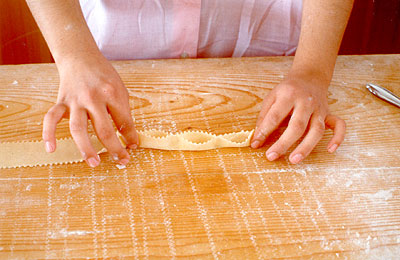 La lavorazione delle cartellate richiede delicatezza perché la sfoglia è molto sottile. (foto Gioacchino Albanese)