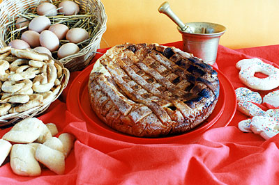 Pizza dolce con la ricotta e biscotti, due dolci del periodo pasquale. (foto Gioacchino Albanese)