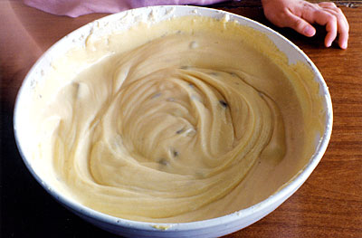 L'impasto di farina, ricotta e uova che forma la sostanza della pizza dolce con la ricotta. (foto Gioacchino Albanese)