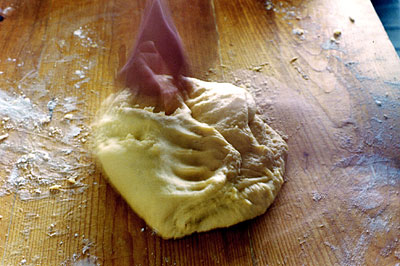 La lavorazione della pasta da cui ricavare la sfoglia che conterrà l'impasto della pizza. (foto Gioacchino Albanese)