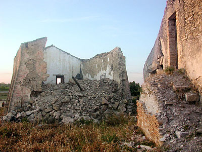 Uno degli edifici dopo il recente crollo del tetto e del camino. (foto Gioacchino Albanese)