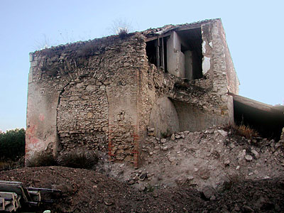 L'edificio principale, una volta destinato ad abitazione con stanze nel sottotetto. (foto Gioacchino Albanese)