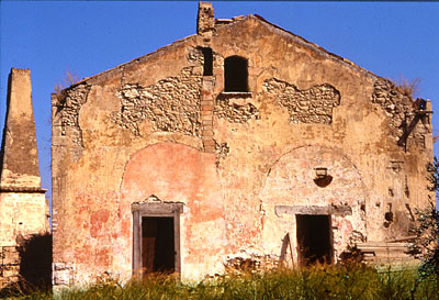Prospetto della masseria di posta dell'Annunziata. I materiali usati per la costruzione sono pietre croste e mattoni. (f