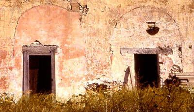Gli ingressi con architrave in legno sono stati ricavati murando arcate precedenti, probabilmente prive di stipiti. (fot
