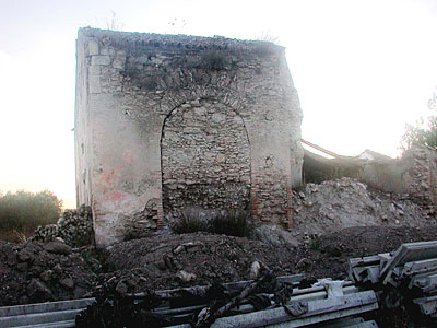 Facciata laterale sinistra dell'edificio principale, con arco murato con pietre croste. (foto Gioacchino Albanese)