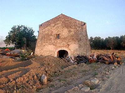 Facciata posteriore del secondo corpo di fabbrica con ingresso per lo spazio deposito-cantina. (foto Gioacchino Albanese