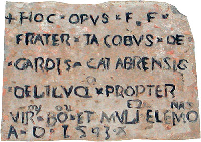 Testo della lapide che ricorda la data di costruzione dell'edificio-sacrestia: 1543. (foto Gioacchino Albanese)