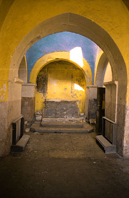 Presbiterio e abside dell'unica navata. (foto Gioacchino Albanese)