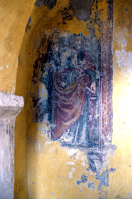 Tracce di affreschi del 1800 sulle pareti dell'abside. (foto Gioacchino Albanese)
