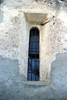 Finestra della facciata laterale della chiesetta. (foto Gioacchino Albanese)