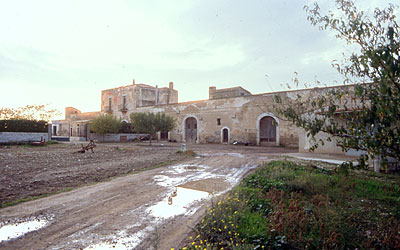 Veduta generale della facciata dell'edificio a schiera della masseria Belmantello, originariamente posta per le pecore. 