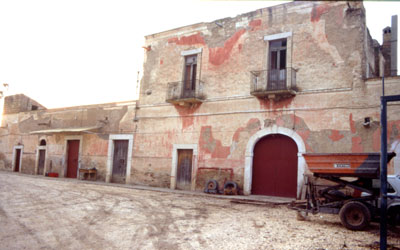 Prospetto della masseria Belmantello con colombaia all'estrema sinistra. (foto Gioacchino Albanese)