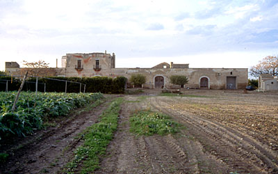 Alcuni degli ingressi ai locali della masseria Belmantello, usati come stalle e come abitazione per lavoranti. Nell'800 