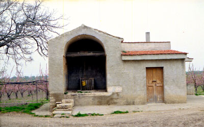 Pozzo della masseria Belmantello, con piano di calpestio sopraelevato rispetto a quello stradale. (foto Gioacchino Alban