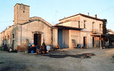 Due dei corpi di fabbrica più importanti della masseria: un capannone fortificato con torretta di difesa e la casa padro