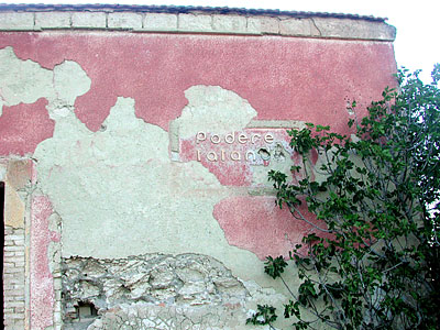 Una scritta identifica la masseria come PODERE TATANO. (foto Gioacchino Albanese)