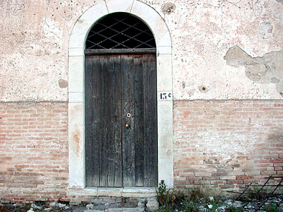 Una delle porte sulla facciata principale. (foto Gioacchino Albanese)
