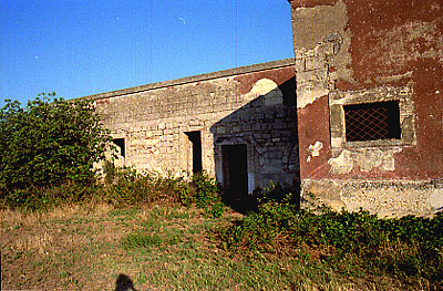 Uno dei lati della masseria con ingressi ad altri locali abitativi. (foto Gioacchino Albanese)