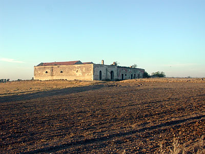 La parte posteriore della masseria è sul lato corto del complesso. Vi si aprono soltanto finestre a semicerchio. (foto G