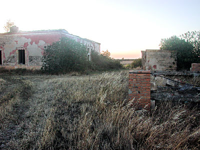 A fronte, su uno dei lati della masseria, l'ingresso ai locali abitativi (a sinistra) e le piccole costruzioni di serviz