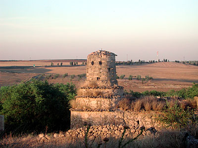 La torretta a più piani della colombaia con cornici ricoperte a tegole variamente sovrapposte. (foto Gioacchino Albanese