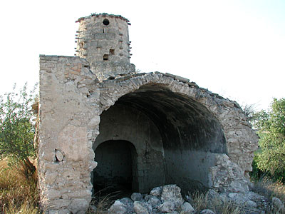 La struttura muraria della torretta prevede mattoni a faccia e a taglio sovrapposti in file alternate. Nei punti in cui 