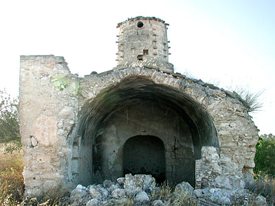 Il vano con volta a botte del pollaio adiacente alla torretta della colombaia. La facciata era formata da una parete squ