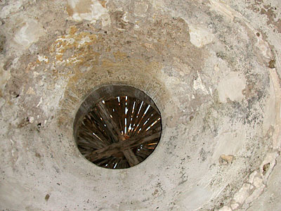 La volta a cupola della colombaia con foro centrale ricoperto con struttura in legno. (foto Gioacchino Albanese)